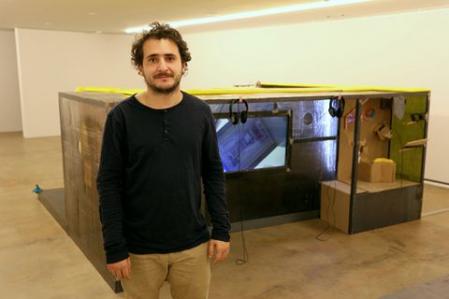 Neïl Beloufa vor der Installation seiner Arbeit Vengeance, 2014 im Museum Folkwang 2016
